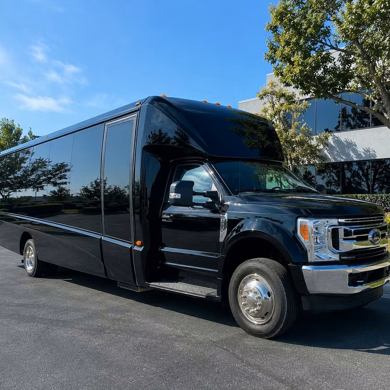 seaside 15 to 50 passenger prom party buses and sprinter limos in seaside